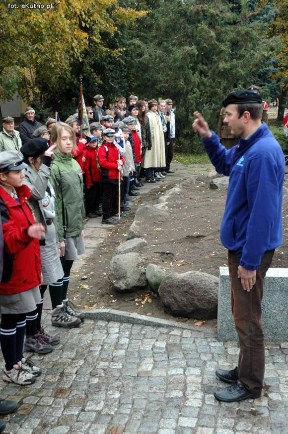 Odsłonięcie odnowionego Pomnika Poległych Harcerek i Harcerzy