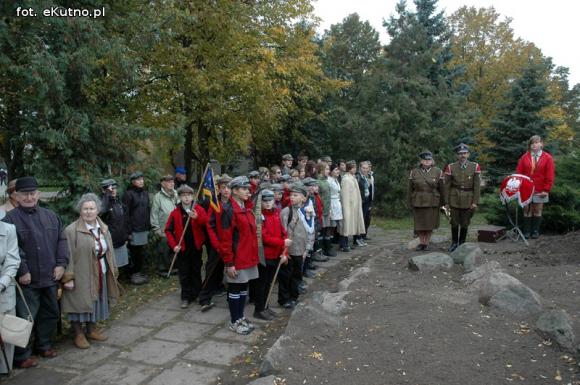 Odsłonięcie odnowionego Pomnika Poległych Harcerek i Harcerzy
