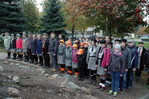 Odsłonięcie odnowionego Pomnika Poległych Harcerek i Harcerzy