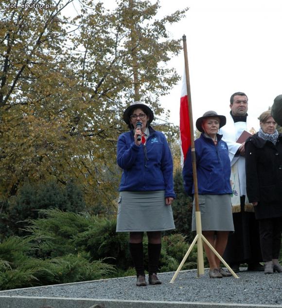 Odsłonięcie odnowionego Pomnika Poległych Harcerek i Harcerzy