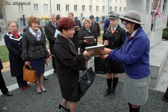 Odsłonięcie odnowionego Pomnika Poległych Harcerek i Harcerzy