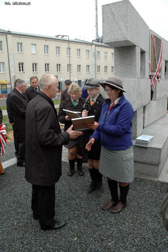 Odsłonięcie odnowionego Pomnika Poległych Harcerek i Harcerzy