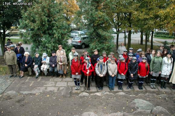 Odsłonięcie odnowionego Pomnika Poległych Harcerek i Harcerzy