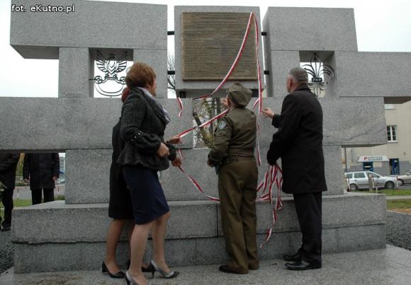 Odsłonięcie odnowionego Pomnika Poległych Harcerek i Harcerzy