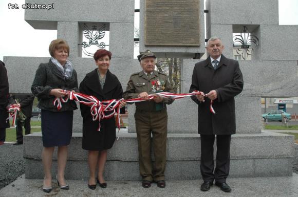 Odsłonięcie odnowionego Pomnika Poległych Harcerek i Harcerzy