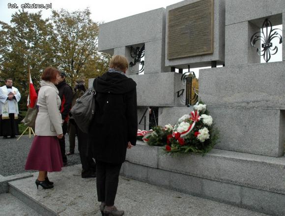 Odsłonięcie odnowionego Pomnika Poległych Harcerek i Harcerzy