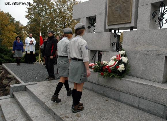 Odsłonięcie odnowionego Pomnika Poległych Harcerek i Harcerzy
