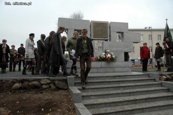 Odsłonięcie odnowionego Pomnika Poległych Harcerek i Harcerzy