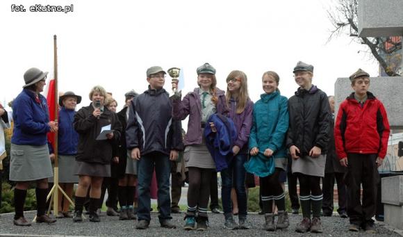 Odsłonięcie odnowionego Pomnika Poległych Harcerek i Harcerzy