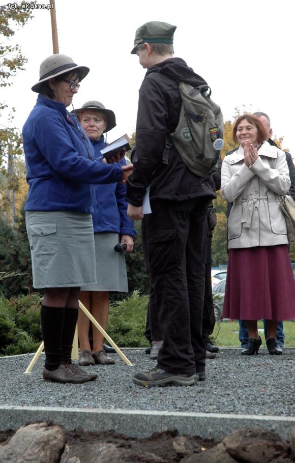 Odsłonięcie odnowionego Pomnika Poległych Harcerek i Harcerzy