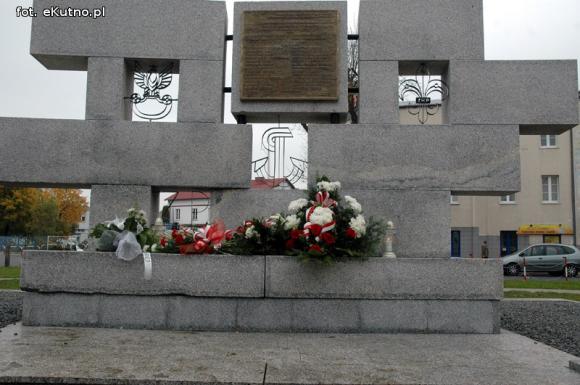 Odsłonięcie odnowionego Pomnika Poległych Harcerek i Harcerzy