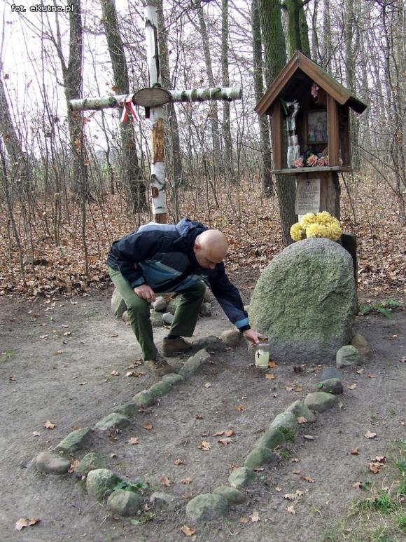 Oddajemy cześć zmarłym. TPZK odnowi pomnik Chlewickich