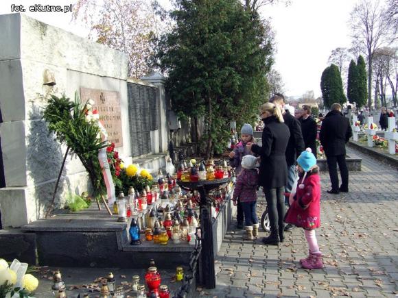 Oddajemy cześć zmarłym. TPZK odnowi pomnik Chlewickich