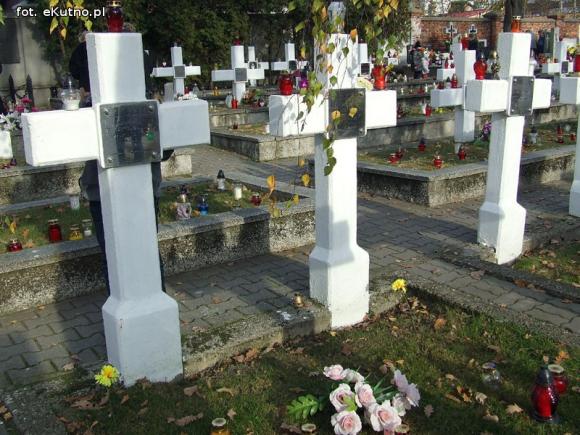 Oddajemy cześć zmarłym. TPZK odnowi pomnik Chlewickich