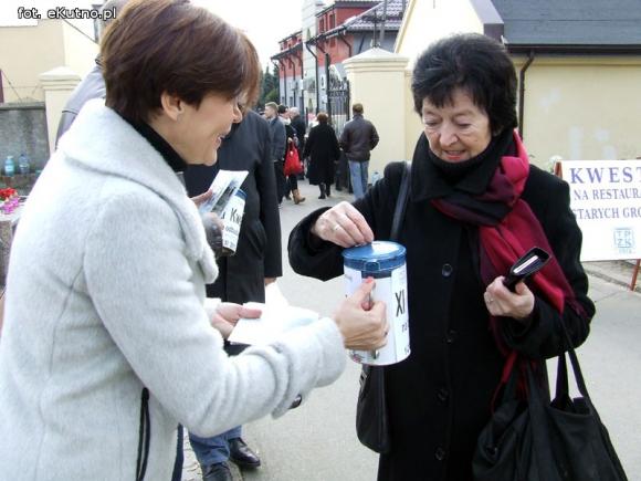 Oddajemy cześć zmarłym. TPZK odnowi pomnik Chlewickich