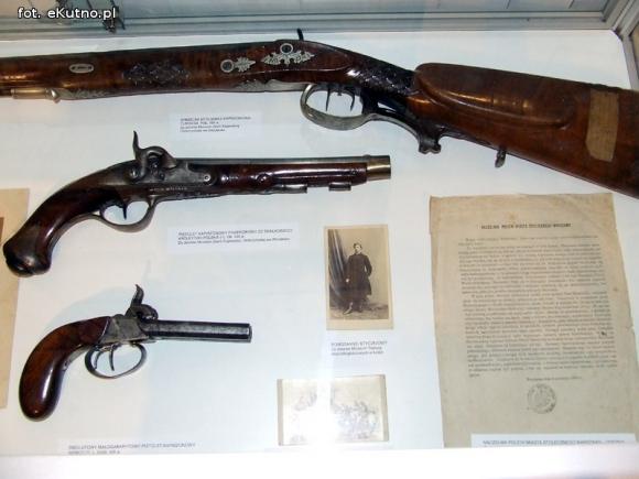 Suknia, okowy, broń i dokumenty, niemi świadkowie polskiej historii