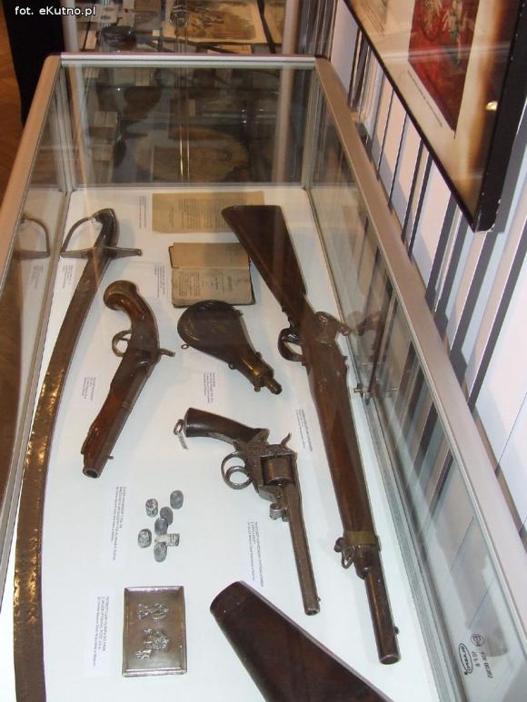 Suknia, okowy, broń i dokumenty, niemi świadkowie polskiej historii