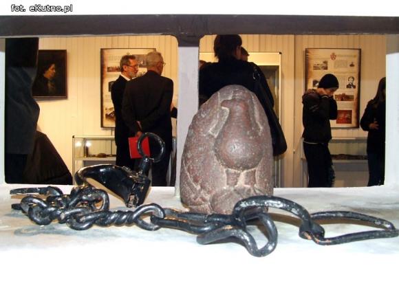 Suknia, okowy, broń i dokumenty, niemi świadkowie polskiej historii