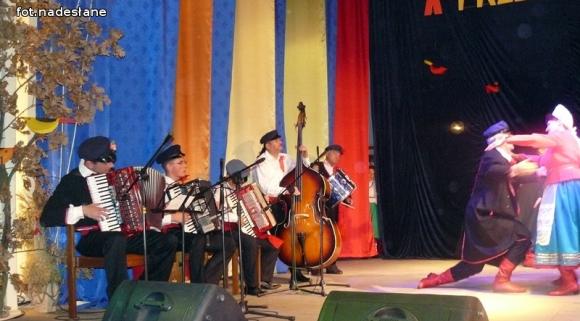 Zespół Pieśni i Tańca Ziemi Kutnowskiej z koszem nagród wraca z Pomorza