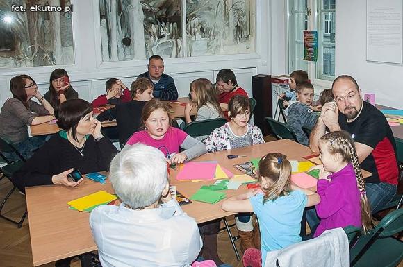 Cuda z papieru podczas Rodzinnej Niedzieli w Muzeum