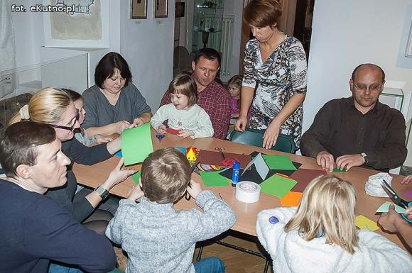 Cuda z papieru podczas Rodzinnej Niedzieli w Muzeum