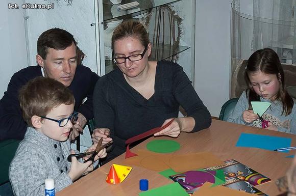 Cuda z papieru podczas Rodzinnej Niedzieli w Muzeum