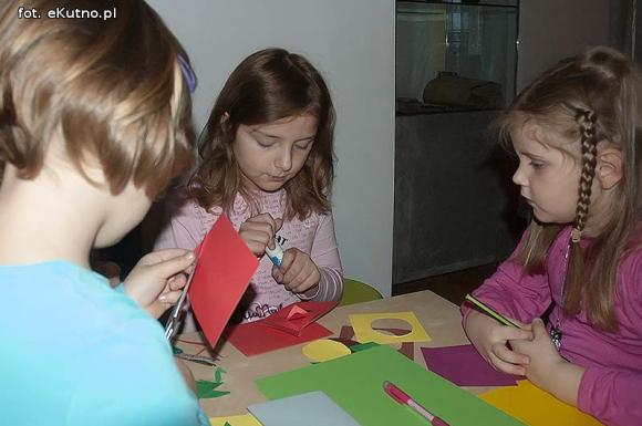 Cuda z papieru podczas Rodzinnej Niedzieli w Muzeum