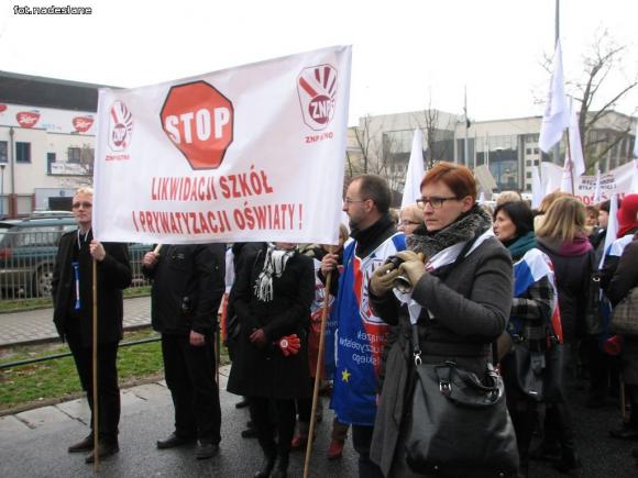 Nauczyciele z powiatu kutnowskiego uczestniczyli w manifestacji w Warszawie