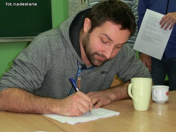 Maciej Maciejewski, aktor Teatru Capitol w Gimnazjum nr 1 w Kutnie