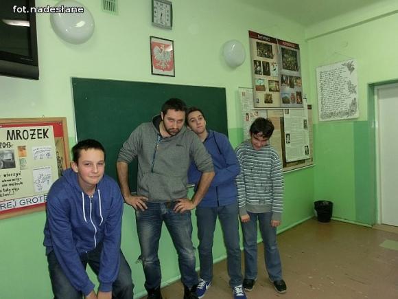 Maciej Maciejewski, aktor Teatru Capitol w Gimnazjum nr 1 w Kutnie