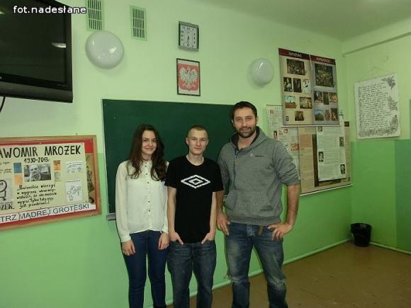 Maciej Maciejewski, aktor Teatru Capitol w Gimnazjum nr 1 w Kutnie