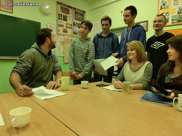 Maciej Maciejewski, aktor Teatru Capitol w Gimnazjum nr 1 w Kutnie