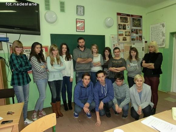 Maciej Maciejewski, aktor Teatru Capitol w Gimnazjum nr 1 w Kutnie