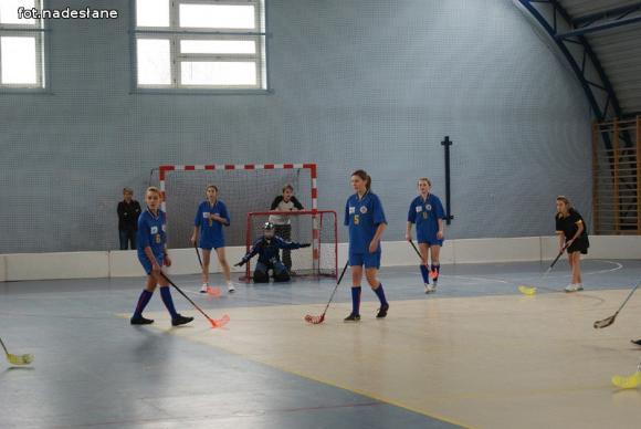 Dziewczęta z Gimnazjum w Bedlnie  awansowały do finałów wojewódzkich w unihokeju