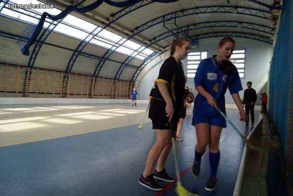 Dziewczęta z Gimnazjum w Bedlnie  awansowały do finałów wojewódzkich w unihokeju