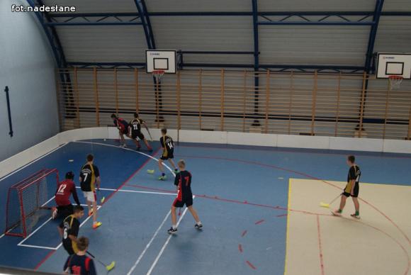 Dziewczęta z Gimnazjum w Bedlnie  awansowały do finałów wojewódzkich w unihokeju