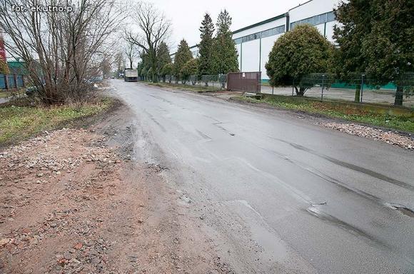 Groźnie na Chopina. Tiry jadące do młyna rozwalają drogę i pobocze
