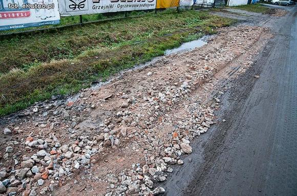 Groźnie na Chopina. Tiry jadące do młyna rozwalają drogę i pobocze