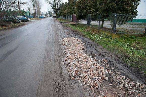 Groźnie na Chopina. Tiry jadące do młyna rozwalają drogę i pobocze