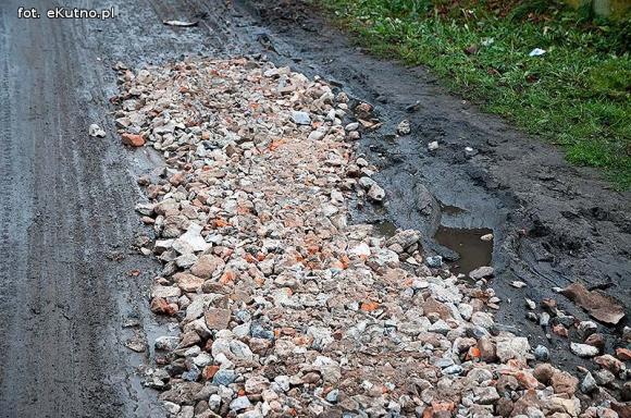 Groźnie na Chopina. Tiry jadące do młyna rozwalają drogę i pobocze