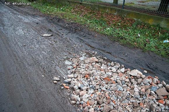 Groźnie na Chopina. Tiry jadące do młyna rozwalają drogę i pobocze