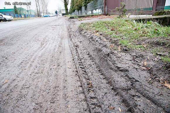 Groźnie na Chopina. Tiry jadące do młyna rozwalają drogę i pobocze