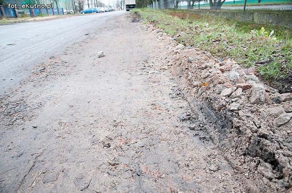 Groźnie na Chopina. Tiry jadące do młyna rozwalają drogę i pobocze