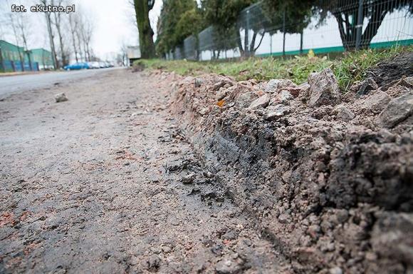 Groźnie na Chopina. Tiry jadące do młyna rozwalają drogę i pobocze