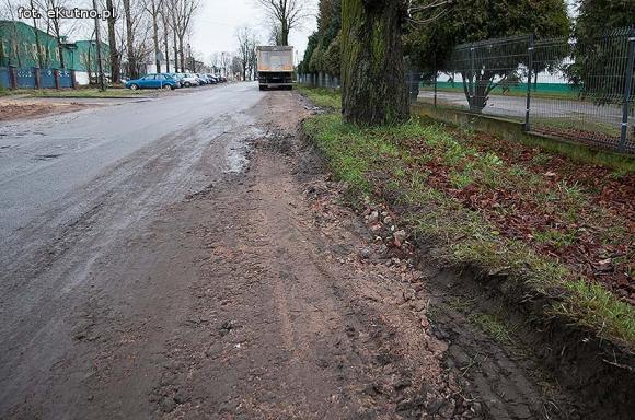 Groźnie na Chopina. Tiry jadące do młyna rozwalają drogę i pobocze