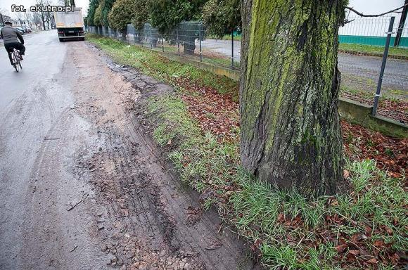 Groźnie na Chopina. Tiry jadące do młyna rozwalają drogę i pobocze