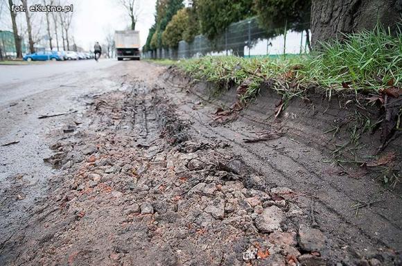 Groźnie na Chopina. Tiry jadące do młyna rozwalają drogę i pobocze
