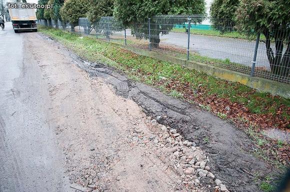 Groźnie na Chopina. Tiry jadące do młyna rozwalają drogę i pobocze