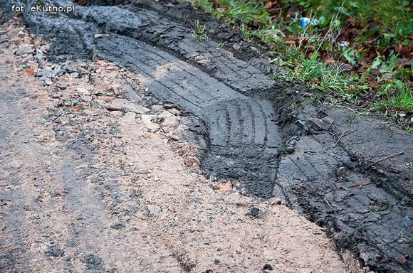Groźnie na Chopina. Tiry jadące do młyna rozwalają drogę i pobocze