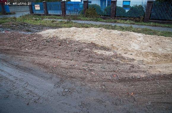 Groźnie na Chopina. Tiry jadące do młyna rozwalają drogę i pobocze